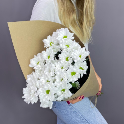 Букет из 5 белых хризантем в крафте – лаконичная элегантность Тихвин Ленинградская область