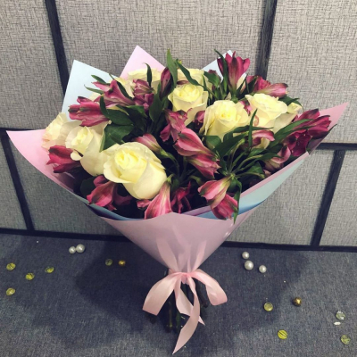 Нежный букет из белых роз и розовых альстромерий – гармония чистоты и нежности Тихвин Ленинградская область