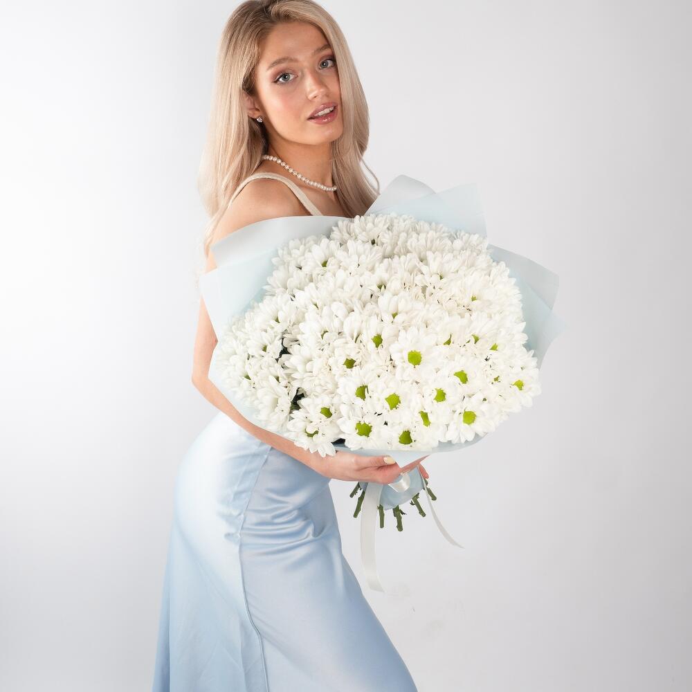 Букет «Ромашковое чудо» – летнее настроение в белых хризантемах Тихвин Ленинградская область