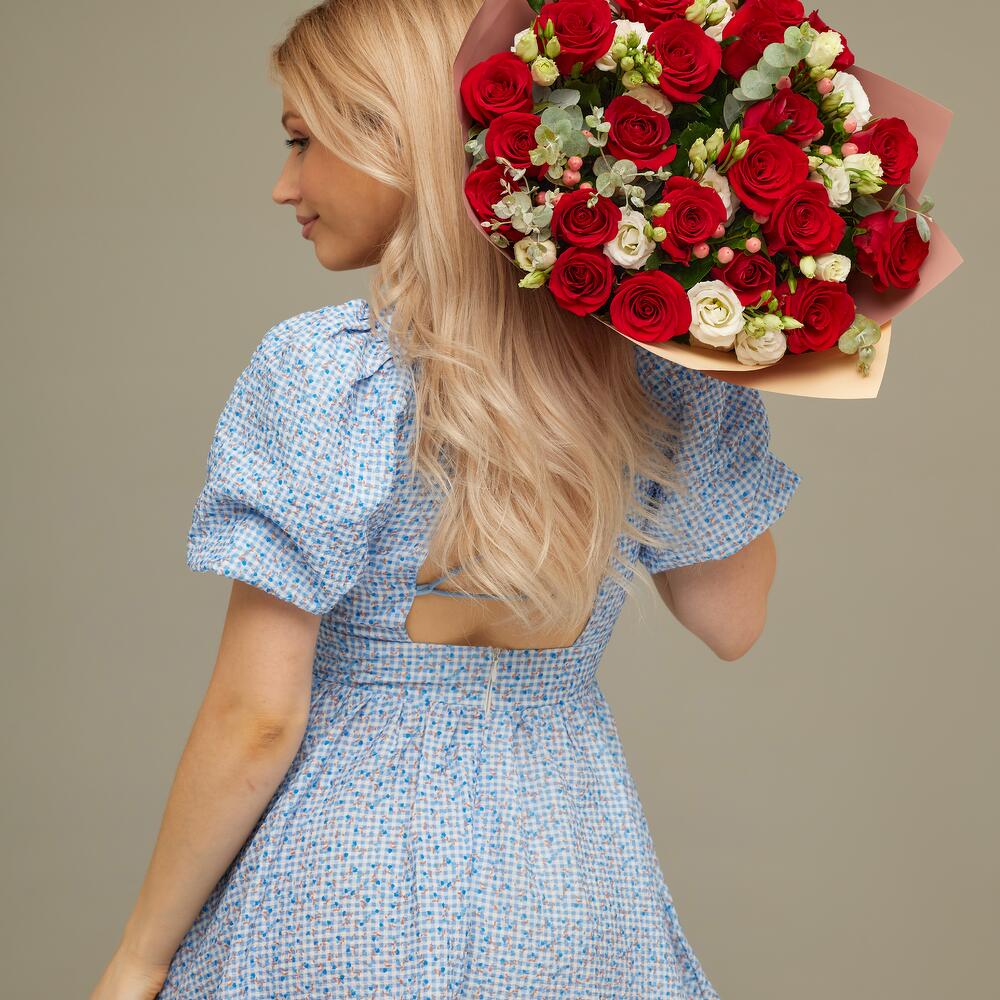 Роскошный букет для любимой женщины – 21 эквадорская роза и эустома Тихвин Ленинградская область