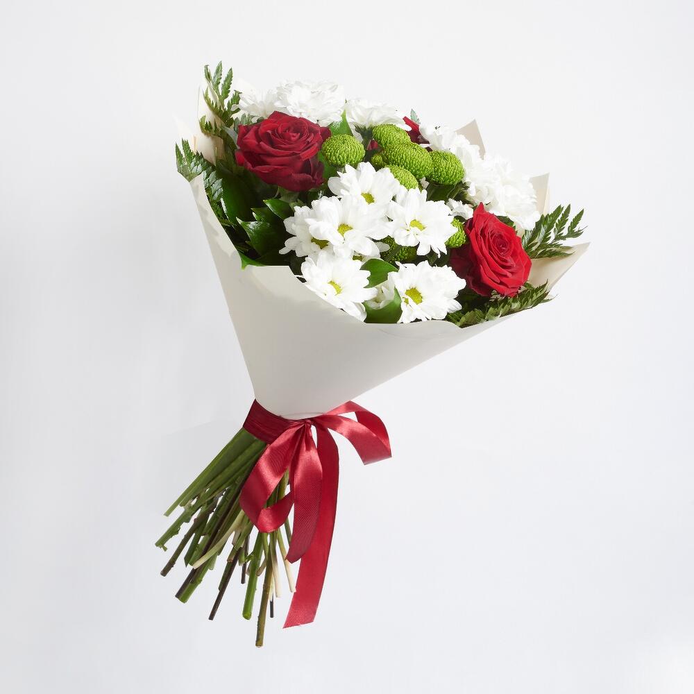 Букет «Настроение» – гармония красных эквадорских роз и нежных хризантем Тихвин Ленинградская область
