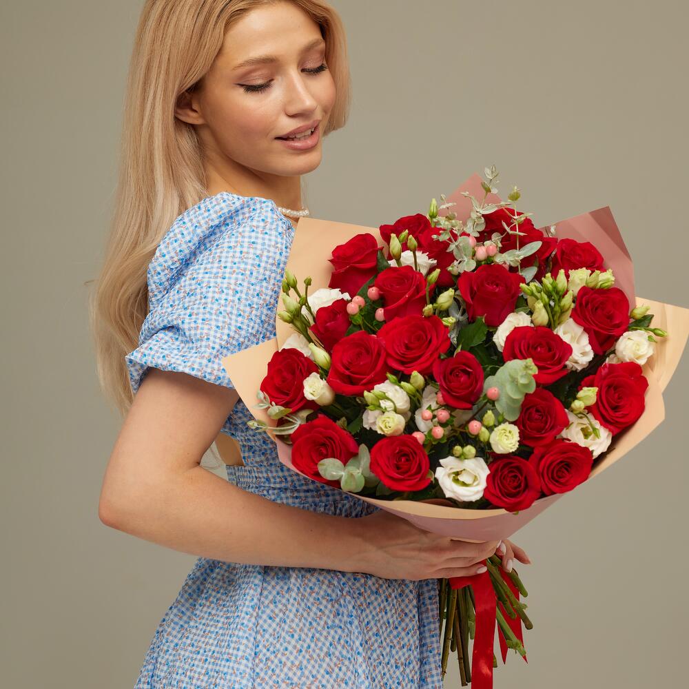 Роскошный букет для любимой женщины – 21 эквадорская роза и эустома Тихвин Ленинградская область