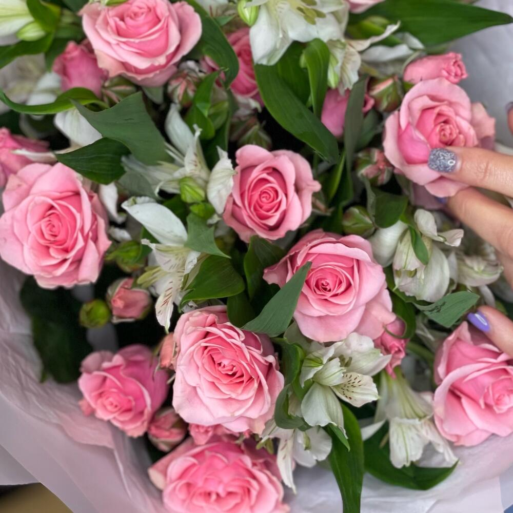 Букет «Розовый фламинго» – нежность розовых кустовых роз и белых альстромерий Тихвин Ленинградская область