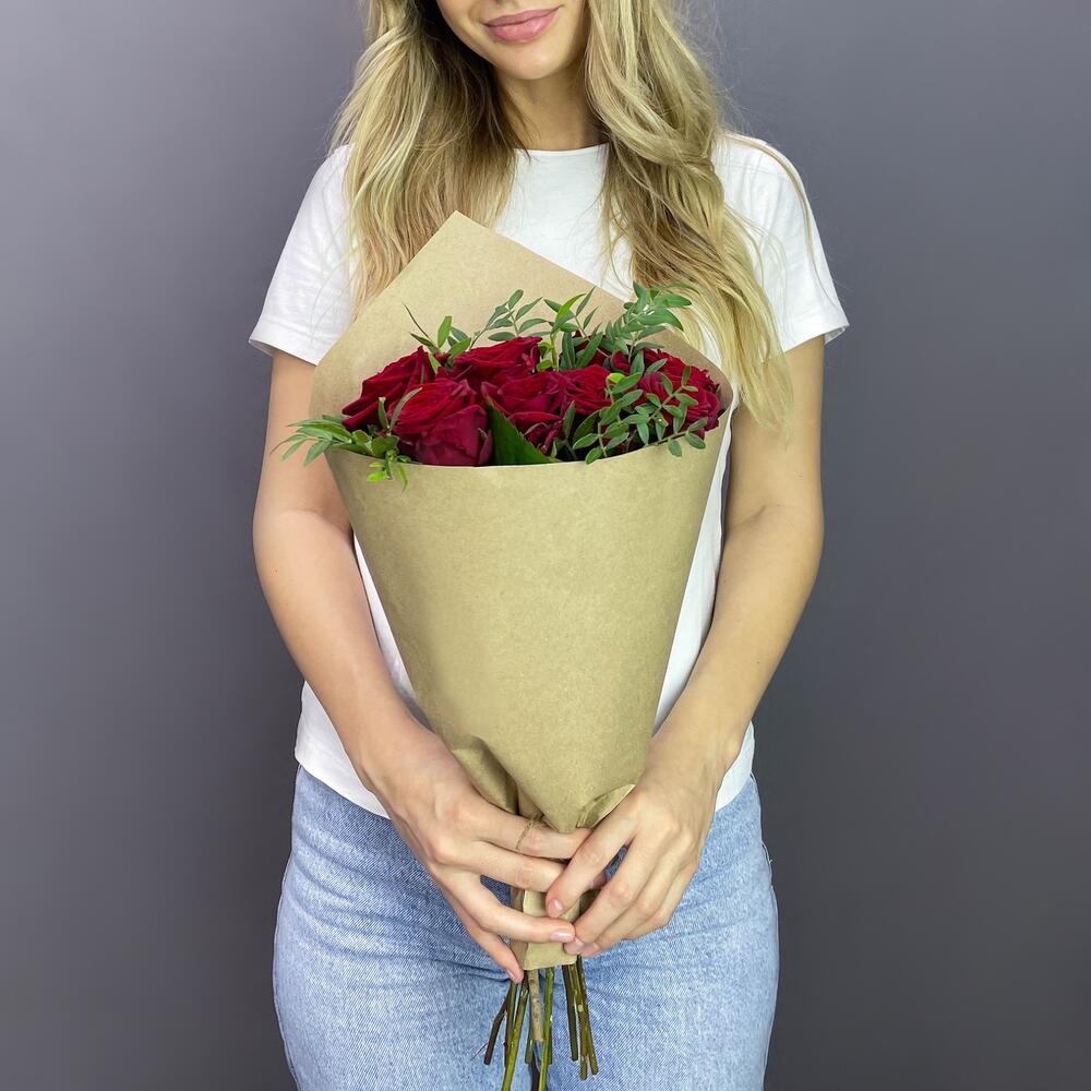 Букет из 9 красных роз с фисташкой – гармония страсти и свежести Тихвин Ленинградская область