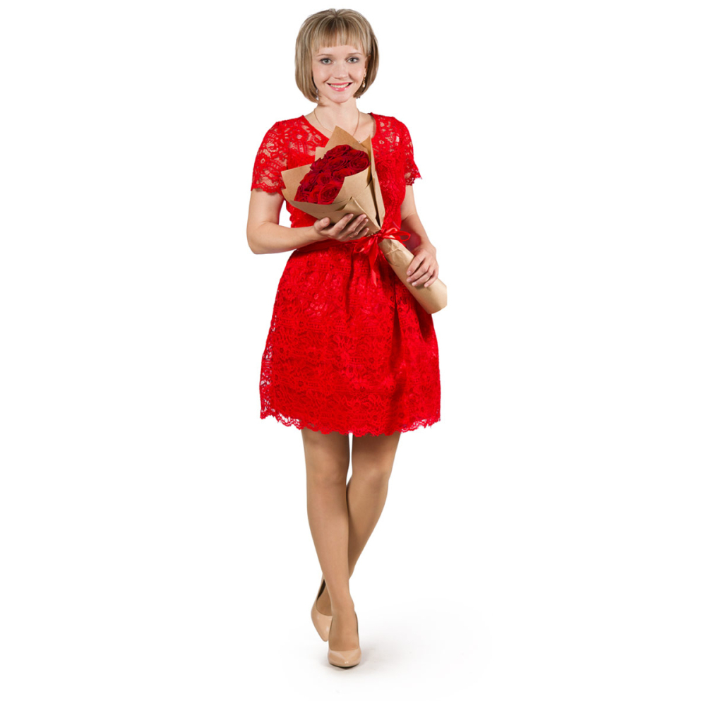 Букет из 15 красных роз в крафт-бумаге