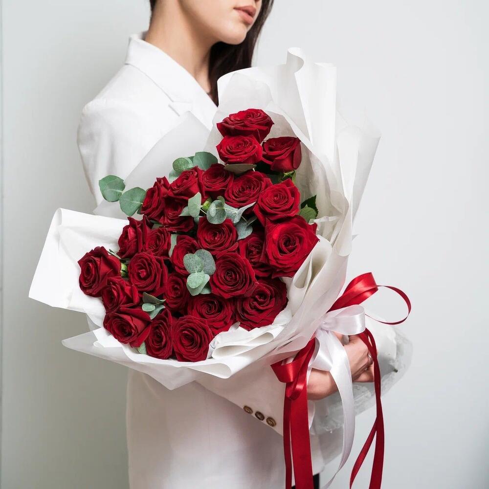 Роскошный букет из 25 красных роз с эвкалиптом – королевский подарок  Тихвин Ленинградская область