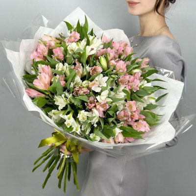 Букет «Гармония» – нежное сочетание белых и розовых альстромерий Тихвин Ленинградская область