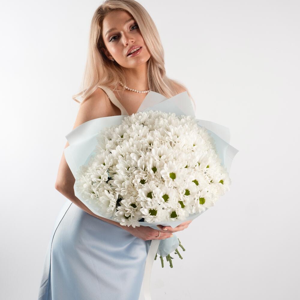 Букет «Ромашковое чудо» – летнее настроение в белых хризантемах Тихвин Ленинградская область