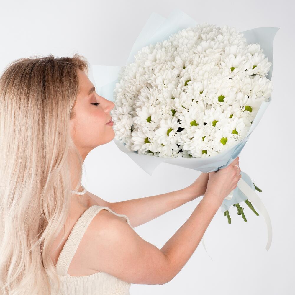 Букет «Ромашковое чудо» – летнее настроение в белых хризантемах Тихвин Ленинградская область