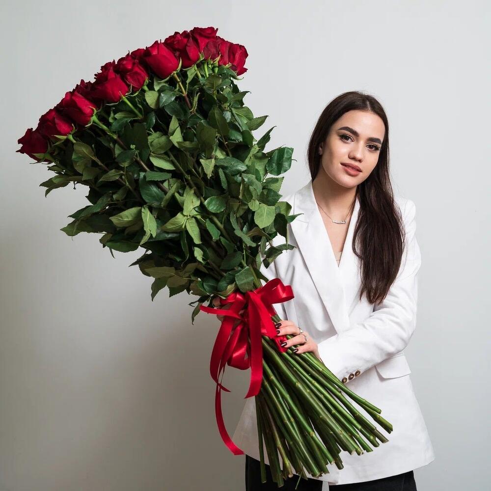 Роскошный букет из 51 красной розы – воплощение безграничной любви Тихвин Ленинградская область
