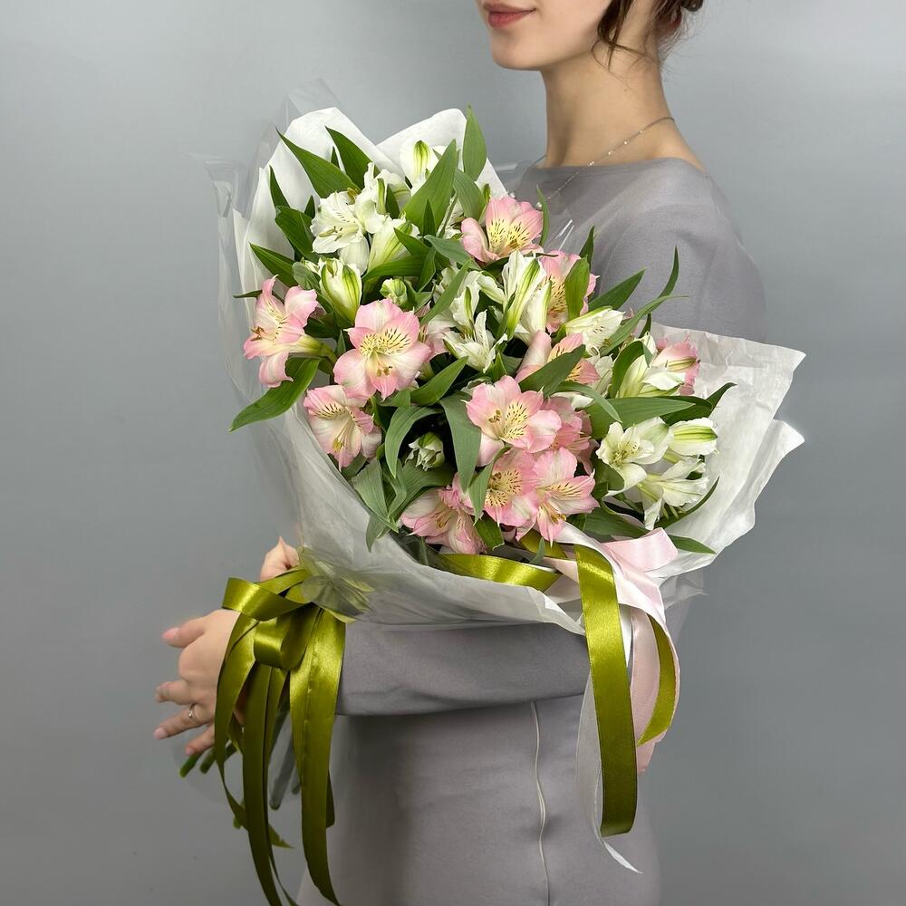 Букет «Нежность» – трогательное сочетание белых и розовых альстромерий Тихвин Ленинградская область