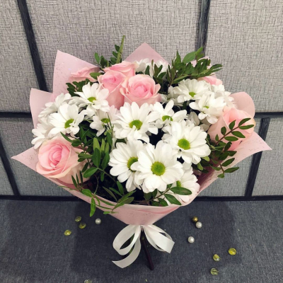Букет из розовых роз и белых хризантем – элегантность в каждой детали Тихвин Ленинградская область