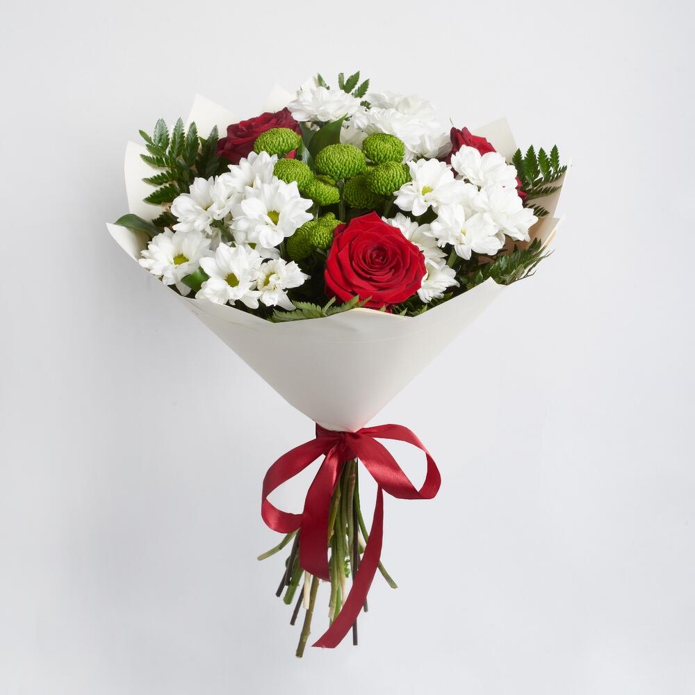 Букет «Настроение» – гармония красных эквадорских роз и нежных хризантем Тихвин Ленинградская область