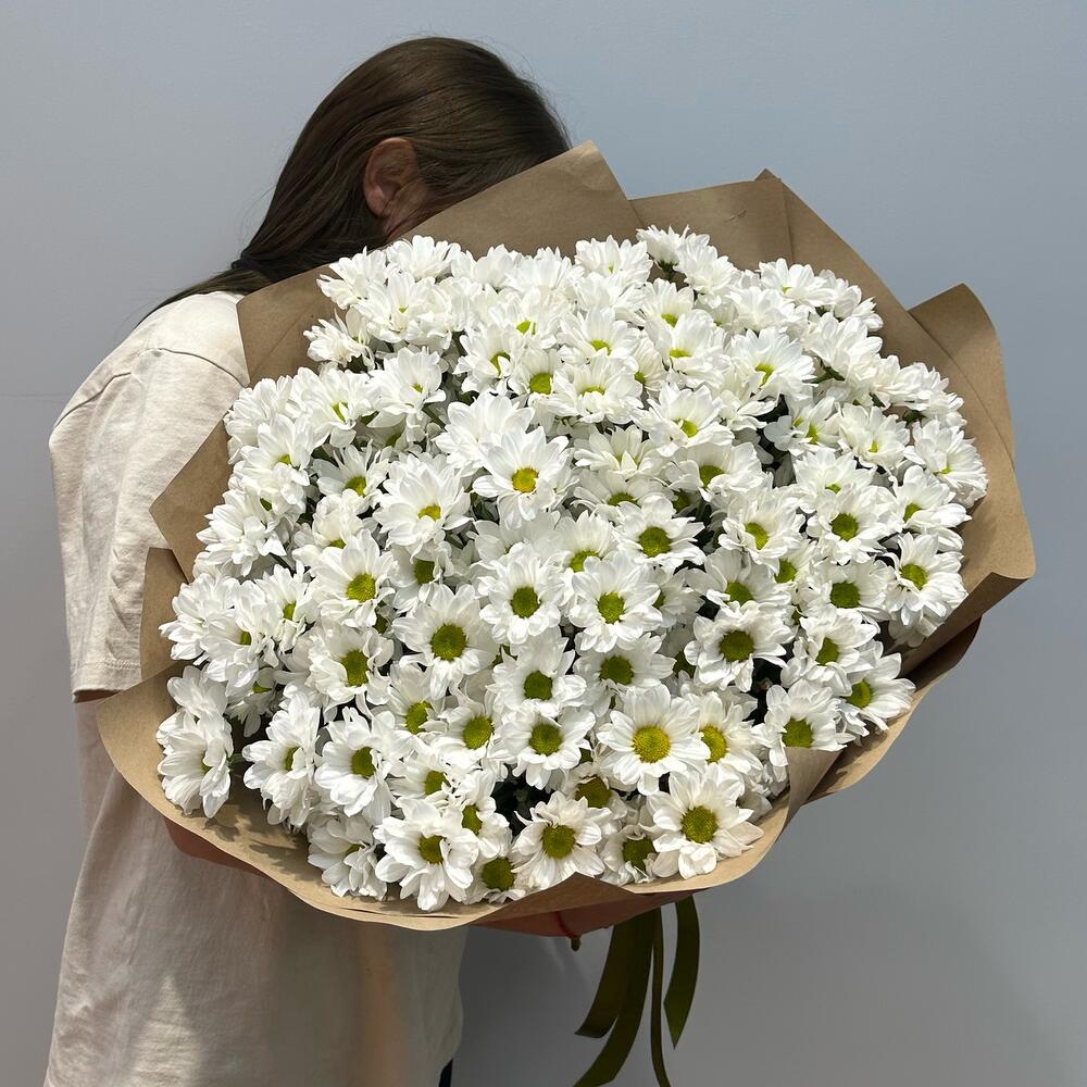 Букет «21 ромашка» – нежные белые кустовые хризантемы в натуральном стиле Тихвин Ленинградская область