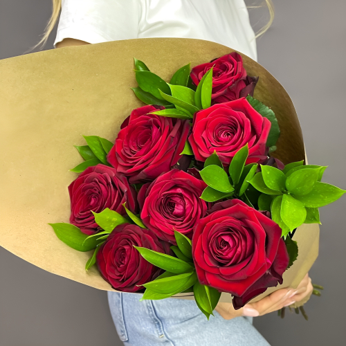 Букет из красных роз с рускусом в крафтовой упаковке – классика с изюминкой Тихвин Ленинградская область