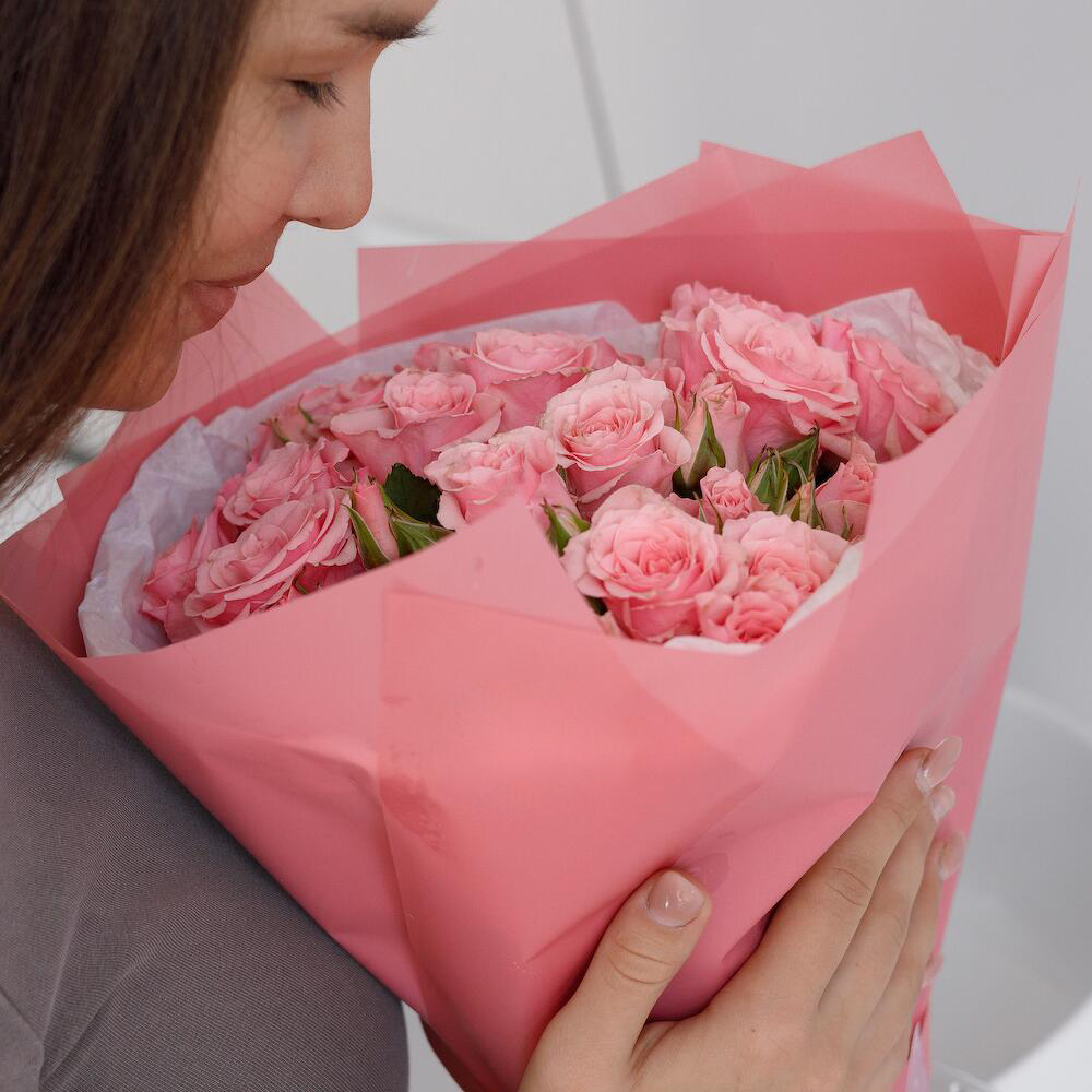 Букет из 9 розовых кустовых роз – нежность в каждом лепестке Тихвин Ленинградская область