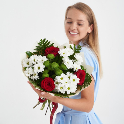 Букет «Настроение» – гармония красных эквадорских роз и нежных хризантем Тихвин Ленинградская область