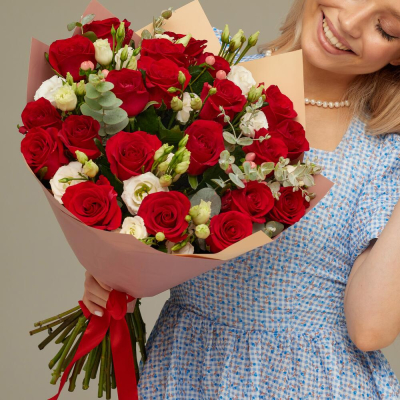 Роскошный букет для любимой женщины – 21 эквадорская роза и эустома Тихвин Ленинградская область
