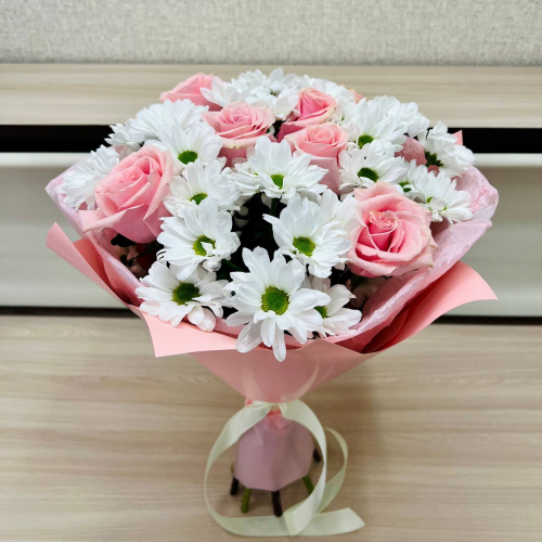 Букет «Ягодное Рафаэлло» – нежность розовых роз и белых хризантем Тихвин Ленинградская область