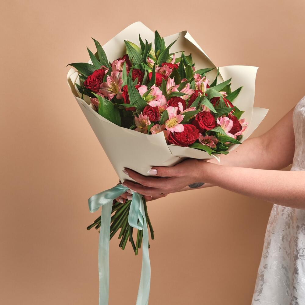 Букет «Нежность слов» — гармония красных роз и нежных альстромерий Тихвин Ленинградская область