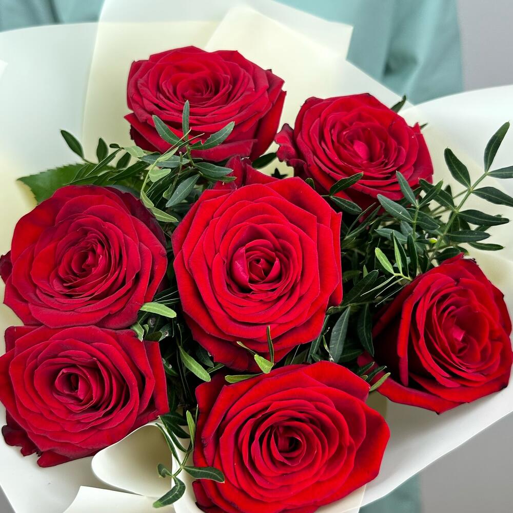 Букет «Гранатовый» из красных роз в роскошной упаковке Тихвин Ленинградская область