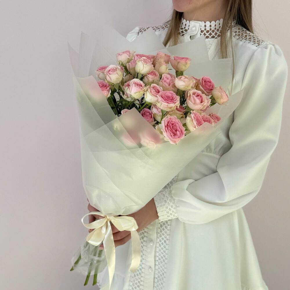 Букет «Нежный аромат» – пышные розовые кустовые розы в элегантной упаковке Тихвин Ленинградская область