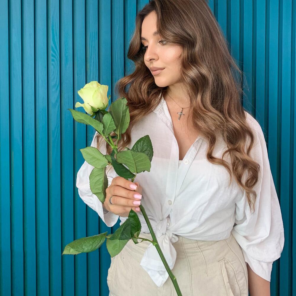Комплимент из белой эквадорской розы – элегантность в каждом лепестке Тихвин Ленинградская область