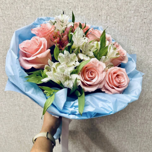 Букет «Фреш» – нежность розовых роз и белых альстромерий Тихвин Ленинградская область