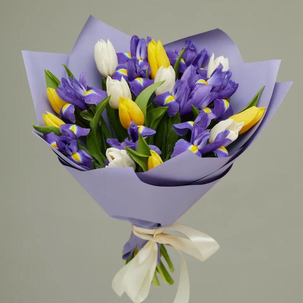Букет из ирисов и тюльпанов «Весна» Тихвин Ленинградская область