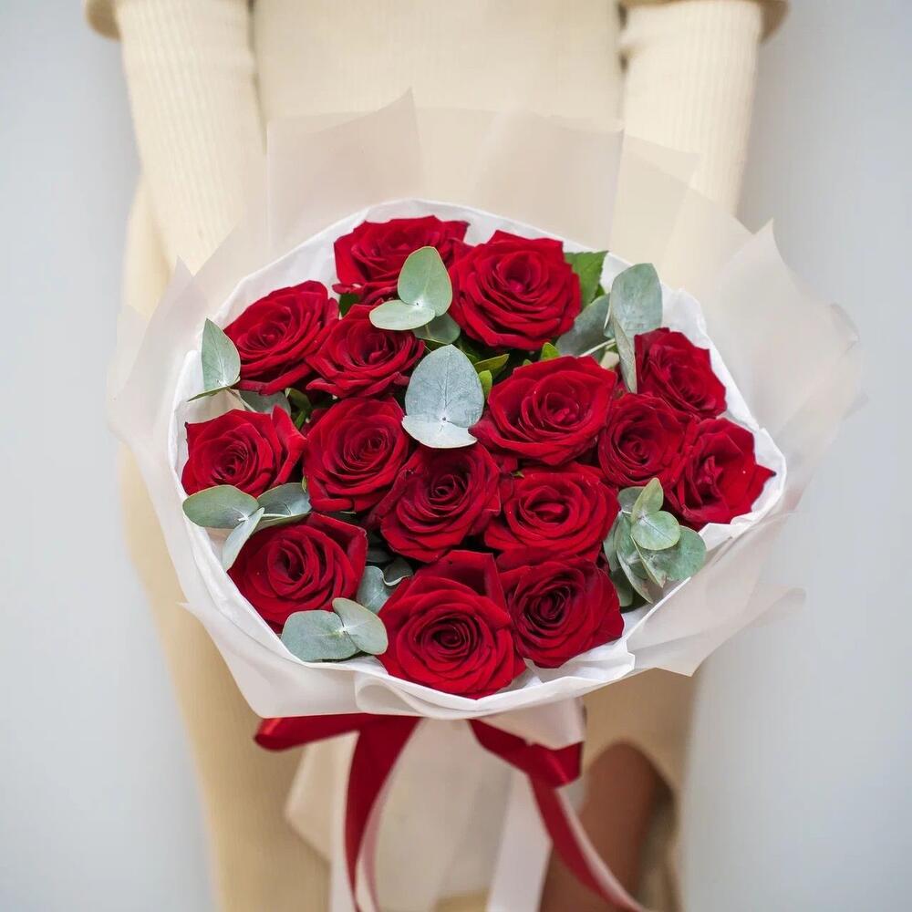 Элегантный букет из 15 красных роз с эвкалиптом – символ страсти и нежности Тихвин Ленинградская область