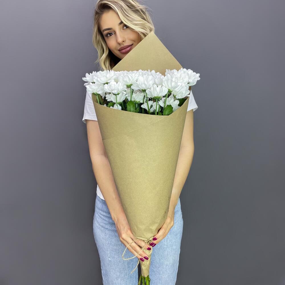 Букет из 5 белых хризантем в крафте – лаконичная элегантность Тихвин Ленинградская область