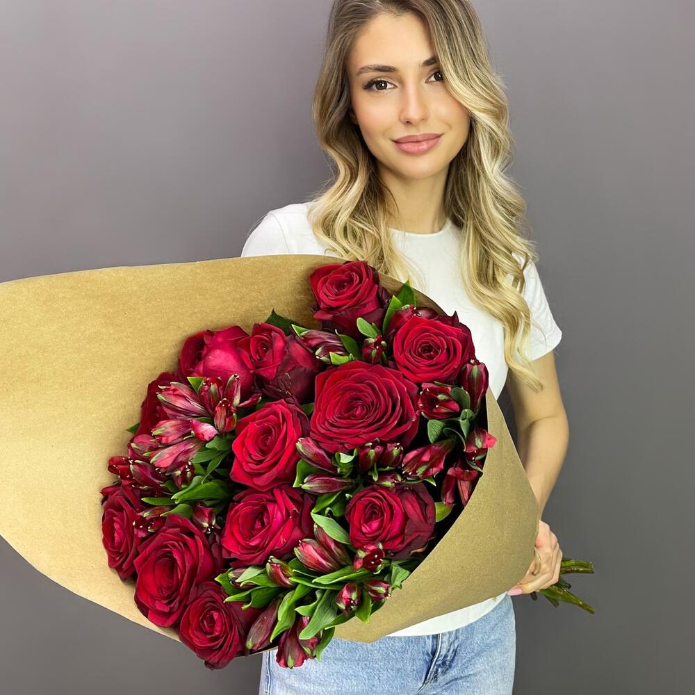 Букет «Стрелиция» – гармония из красных роз и белых альстромерий  Тихвин Ленинградская область