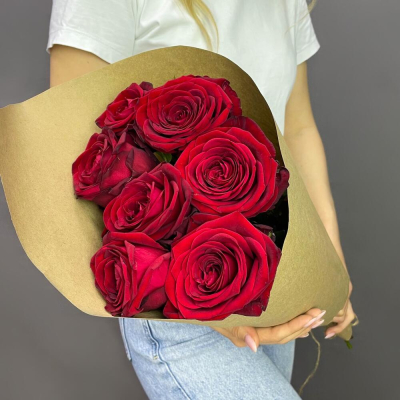 Букет из 7 красных роз в крафте – страсть в стильной упаковке Тихвин Ленинградская область