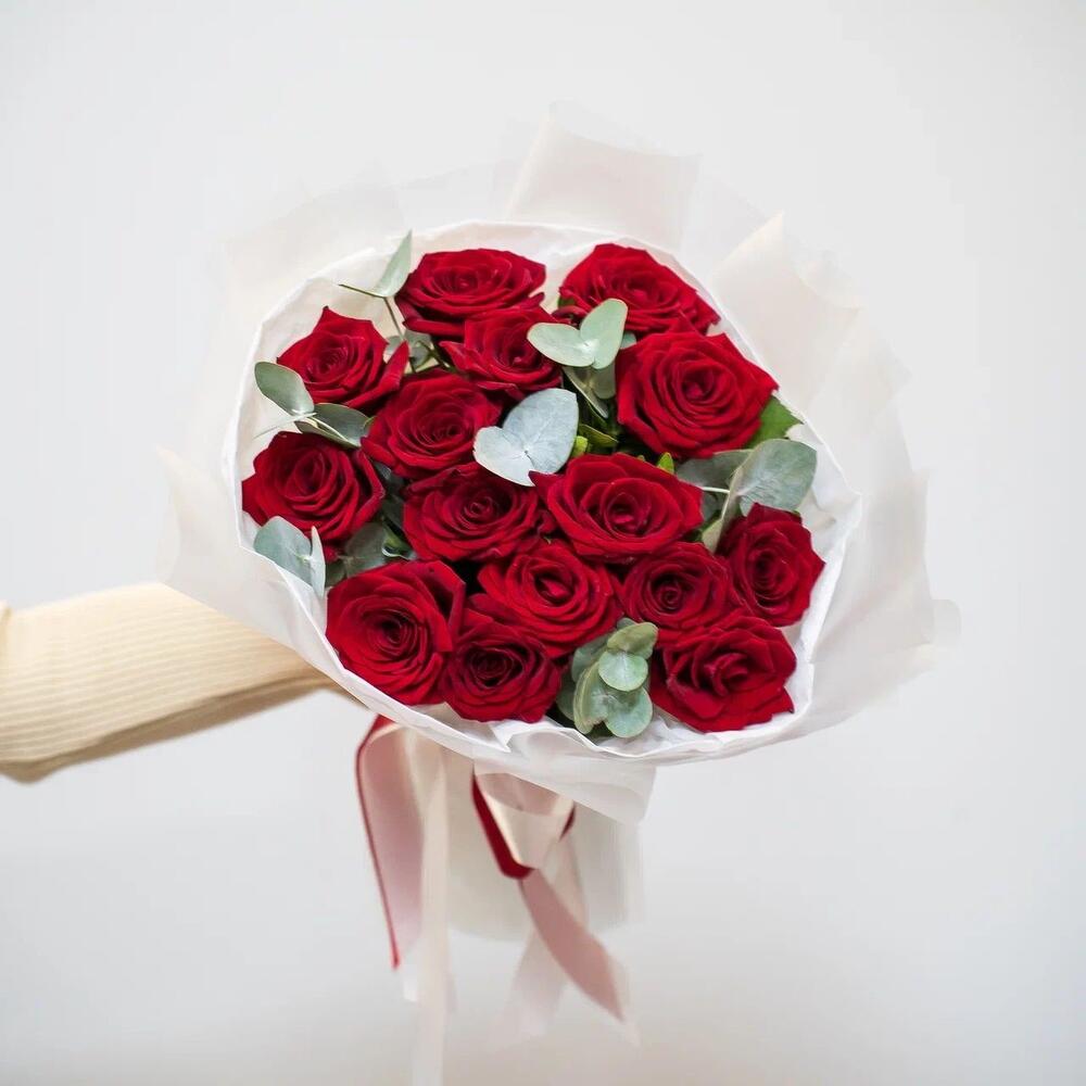 Элегантный букет из 15 красных роз с эвкалиптом – символ страсти и нежности Тихвин Ленинградская область