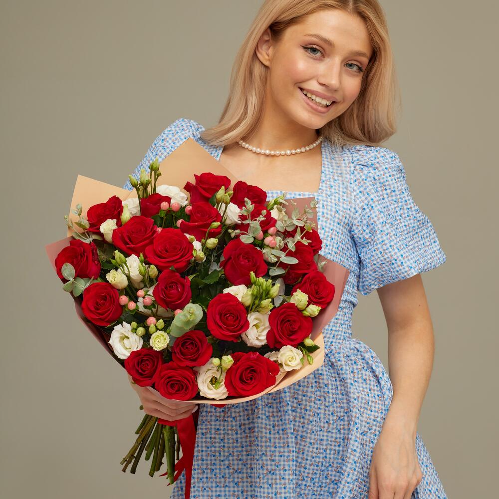 Роскошный букет для любимой женщины – 21 эквадорская роза и эустома Тихвин Ленинградская область