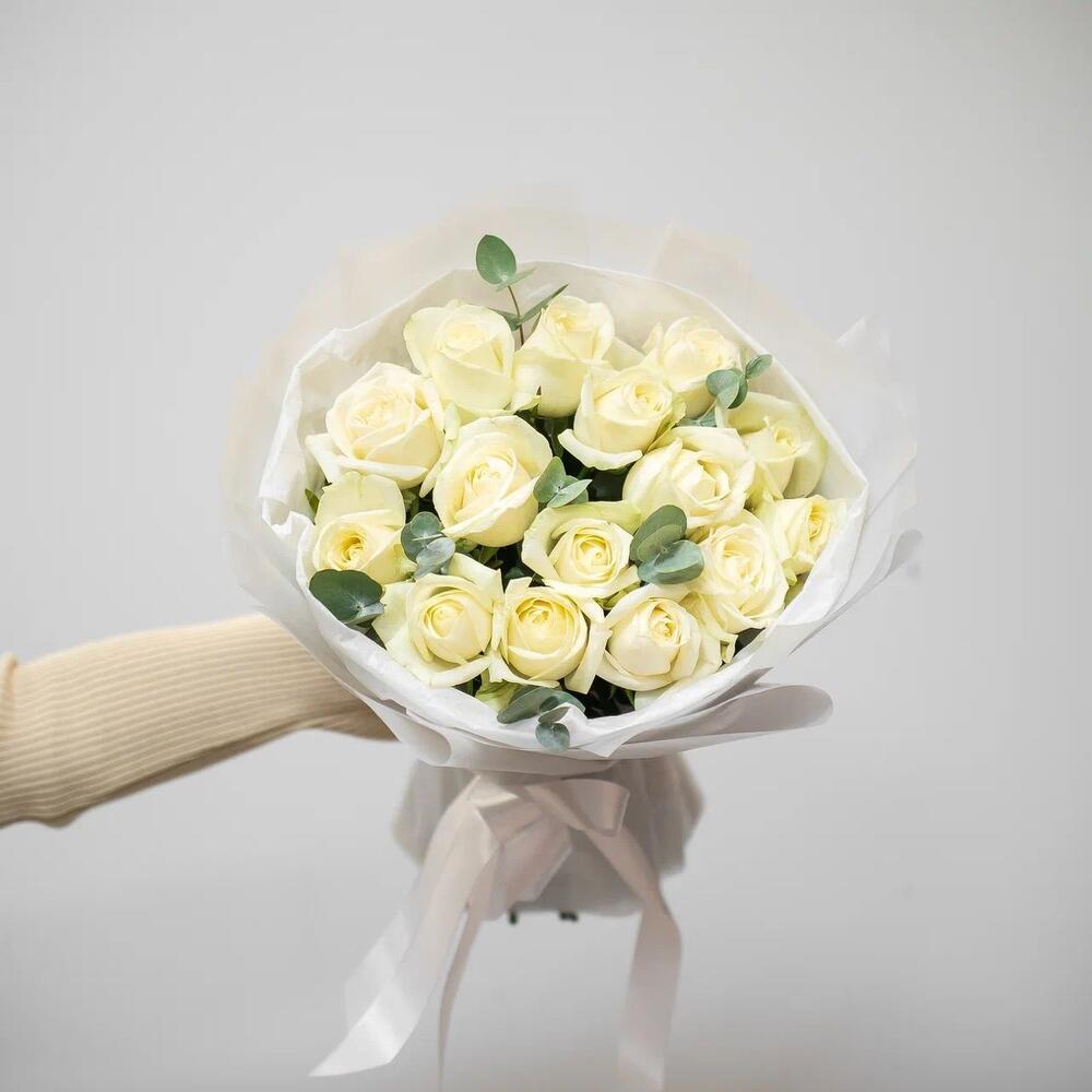 Букет из 15 белых роз с эвкалиптом – чистота и изысканность Тихвин Ленинградская область