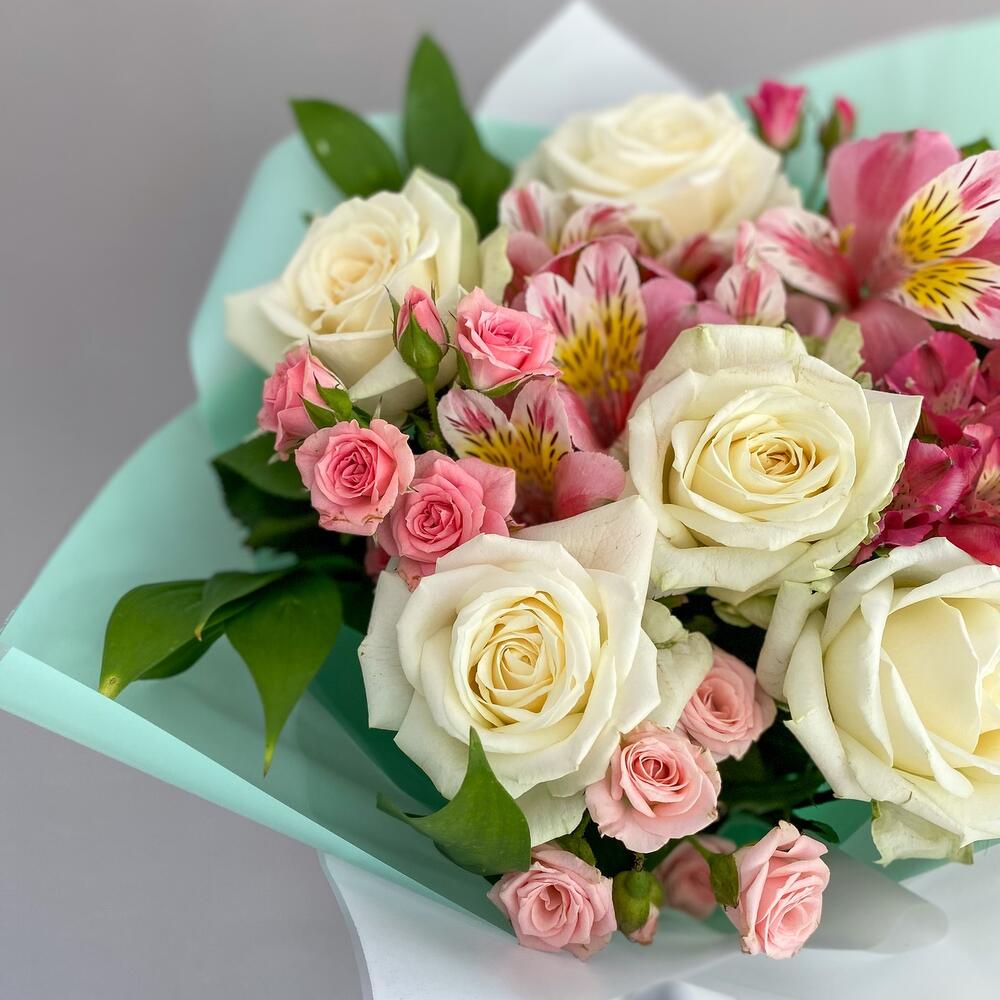 Букет «Николь» – изысканное сочетание роз, кустовых роз и альстромерий Тихвин Ленинградская область