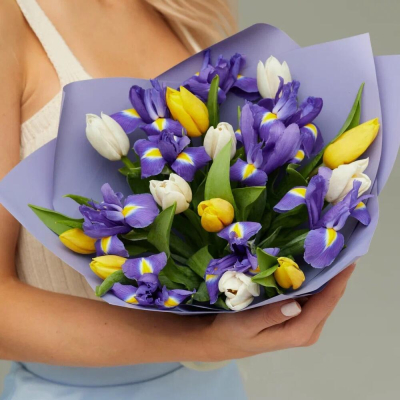 Букет из ирисов и тюльпанов «Весна» Тихвин Ленинградская область