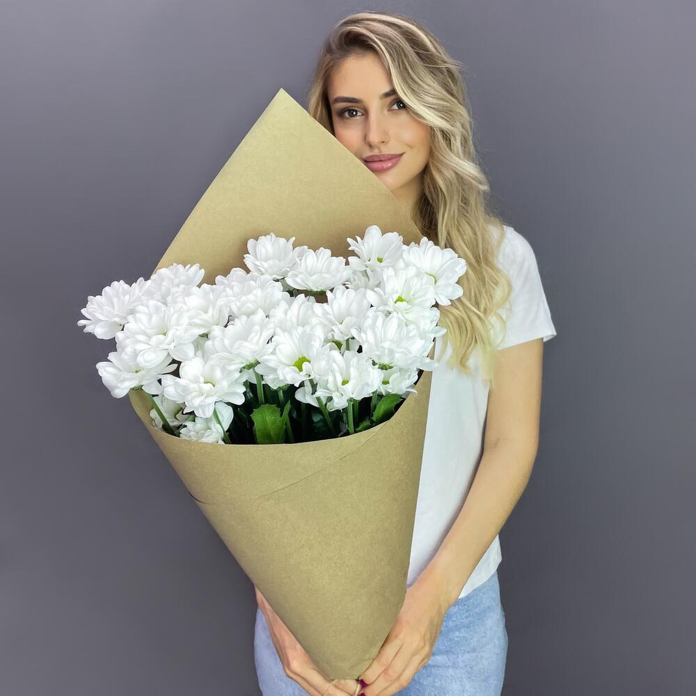 Букет из 5 белых хризантем в крафте – лаконичная элегантность Тихвин Ленинградская область