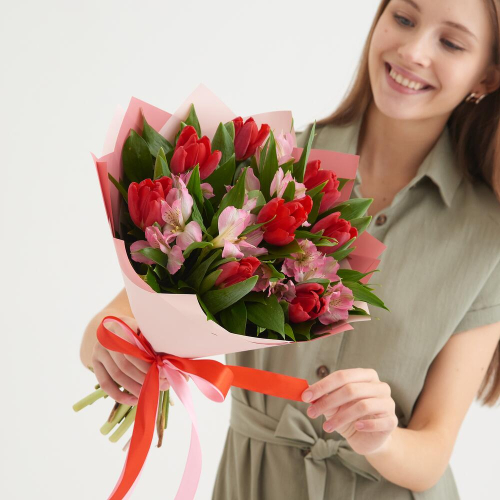 Букет «Первый поцелуй» красных тюльпанов и розовых альстромерий Тихвин Ленинградская область