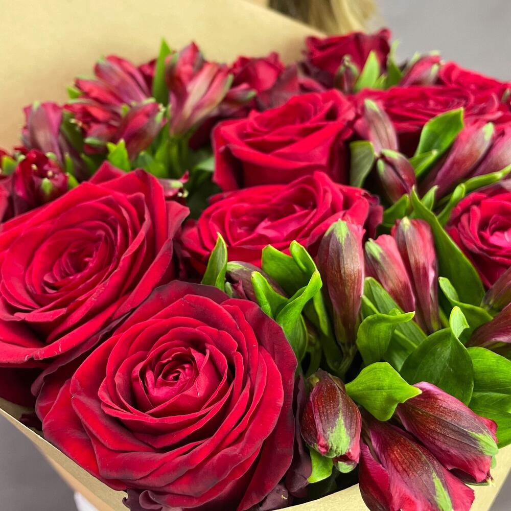 Букет «Стрелиция» – гармония из красных роз и белых альстромерий  Тихвин Ленинградская область