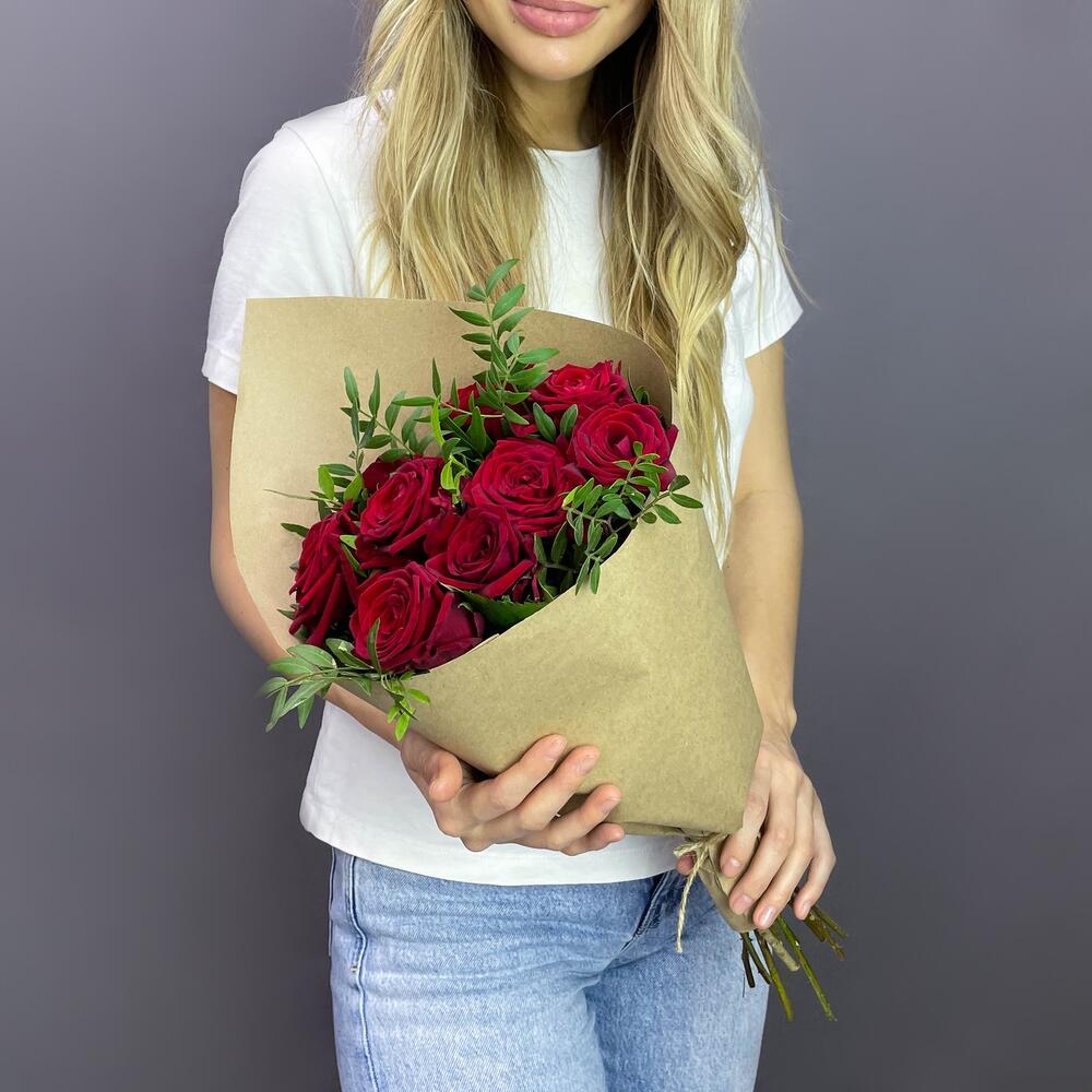 Букет из 9 красных роз с фисташкой – гармония страсти и свежести Тихвин Ленинградская область