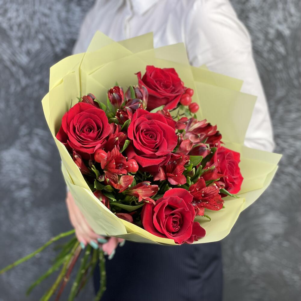 Букет «Бордо» – сочетание красных эквадорских роз и благородных альстромерий Тихвин Ленинградская область