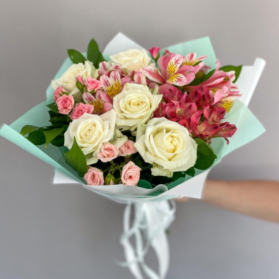 Букет «Николь» – изысканное сочетание роз, кустовых роз и альстромерий Тихвин Ленинградская область