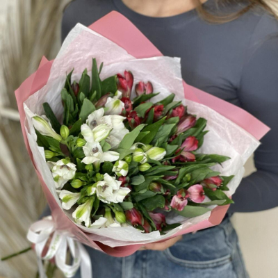 Букет «Люблю»– страсть и чистота в красно-белых альстромериях Тихвин Ленинградская область
