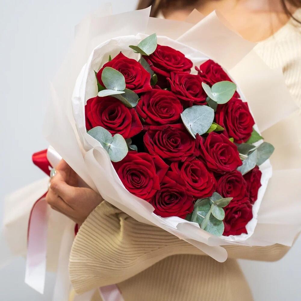 Элегантный букет из 15 красных роз с эвкалиптом – символ страсти и нежности Тихвин Ленинградская область