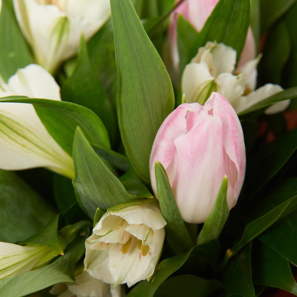 Букет «Первое свидание» розовых тюльпанов и белых альстромерий Тихвин Ленинградская область