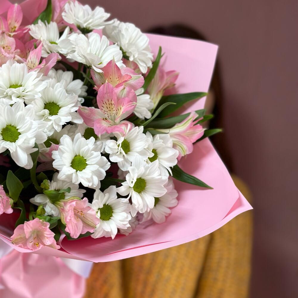 Букет «Поцелуй бабочки» нежность белых хризантем и розовых альстромерий Тихвин Ленинградская область