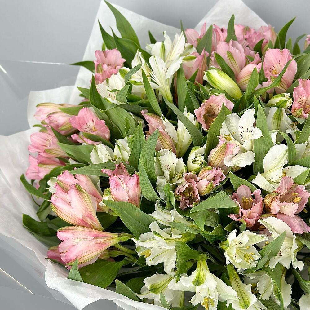 Букет «Гармония» – нежное сочетание белых и розовых альстромерий Тихвин Ленинградская область