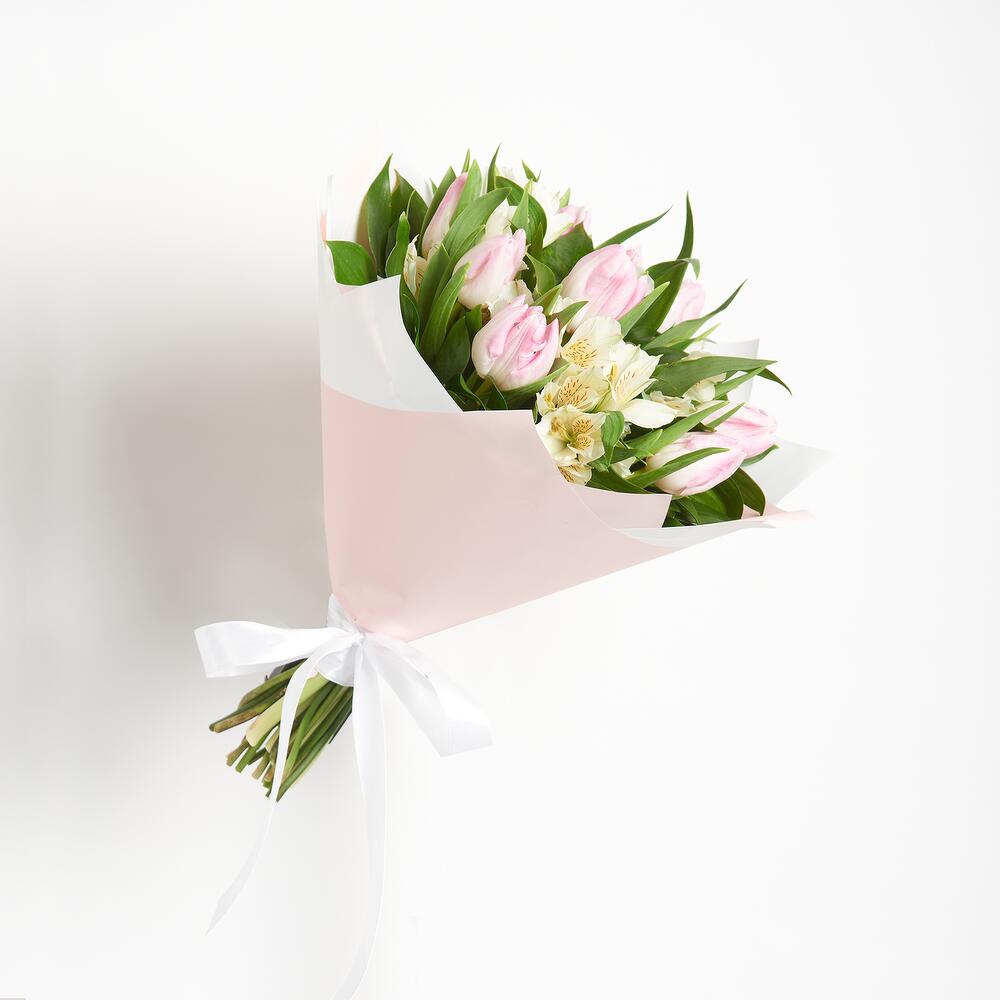 Букет «Первое свидание» розовых тюльпанов и белых альстромерий Тихвин Ленинградская область